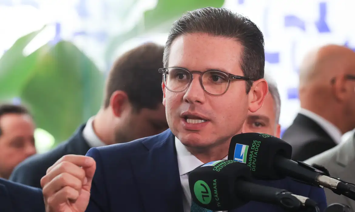 Hugo Motta defende servidora da Câmara investigada pela PF e critica falta de indícios de desvios