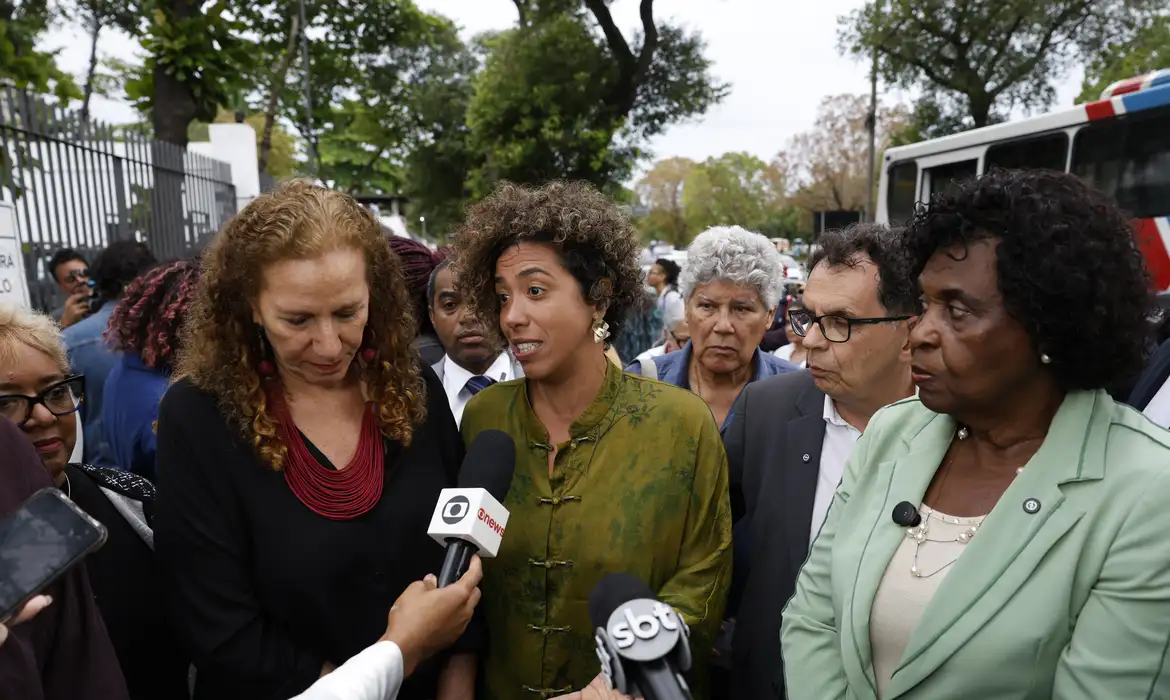 Hugo Motta reconsidera e mantém segurança para deputada do PSOL