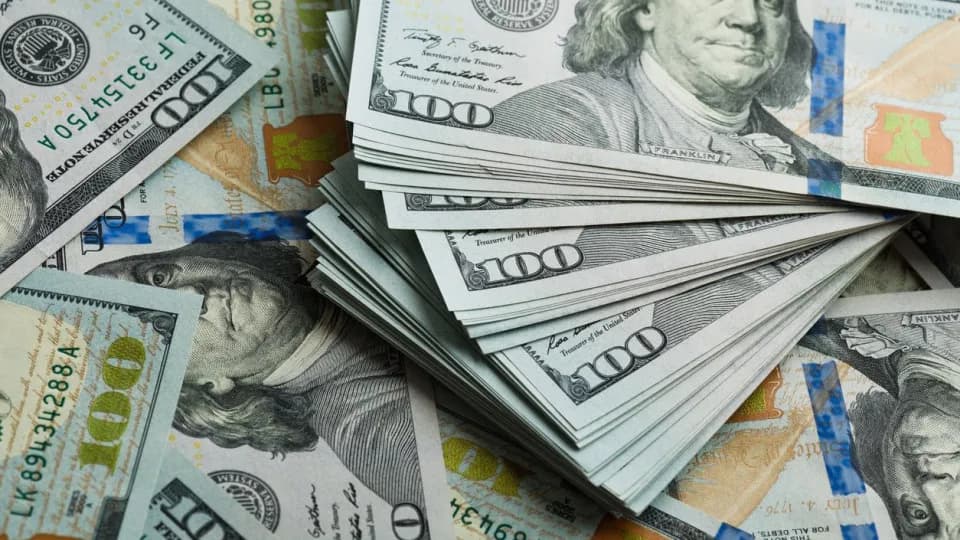 Bolsa cai 2,41% e dólar sobe para R$ 5,46 após pesquisa eleitoral e ata do Copom