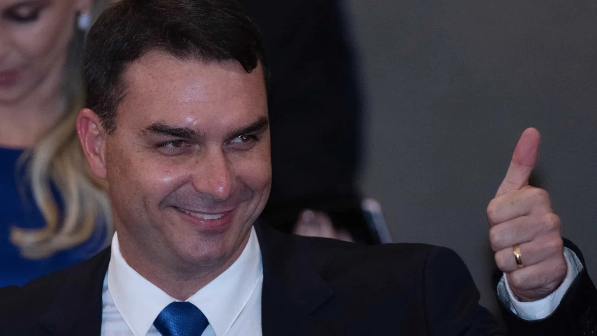 Flávio Bolsonaro se coloca como pré-candidato à presidência em 2026
