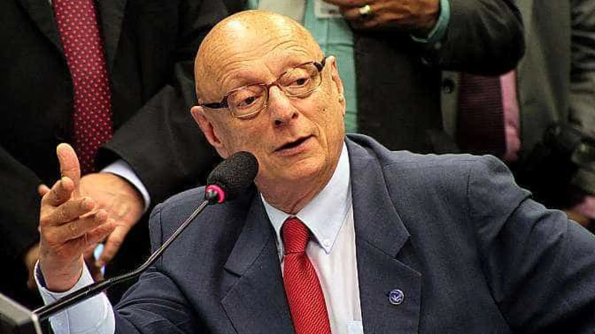 Senador da Oposição Assume Relatoria de Projeto que Alivia Penas por Tentativas de Golpe