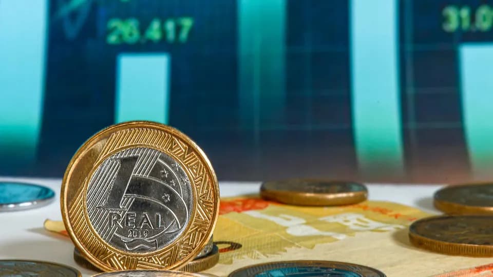 Previsão da Selic se mantém em 15% até 2025, com expectativa de 12,25% em 2026