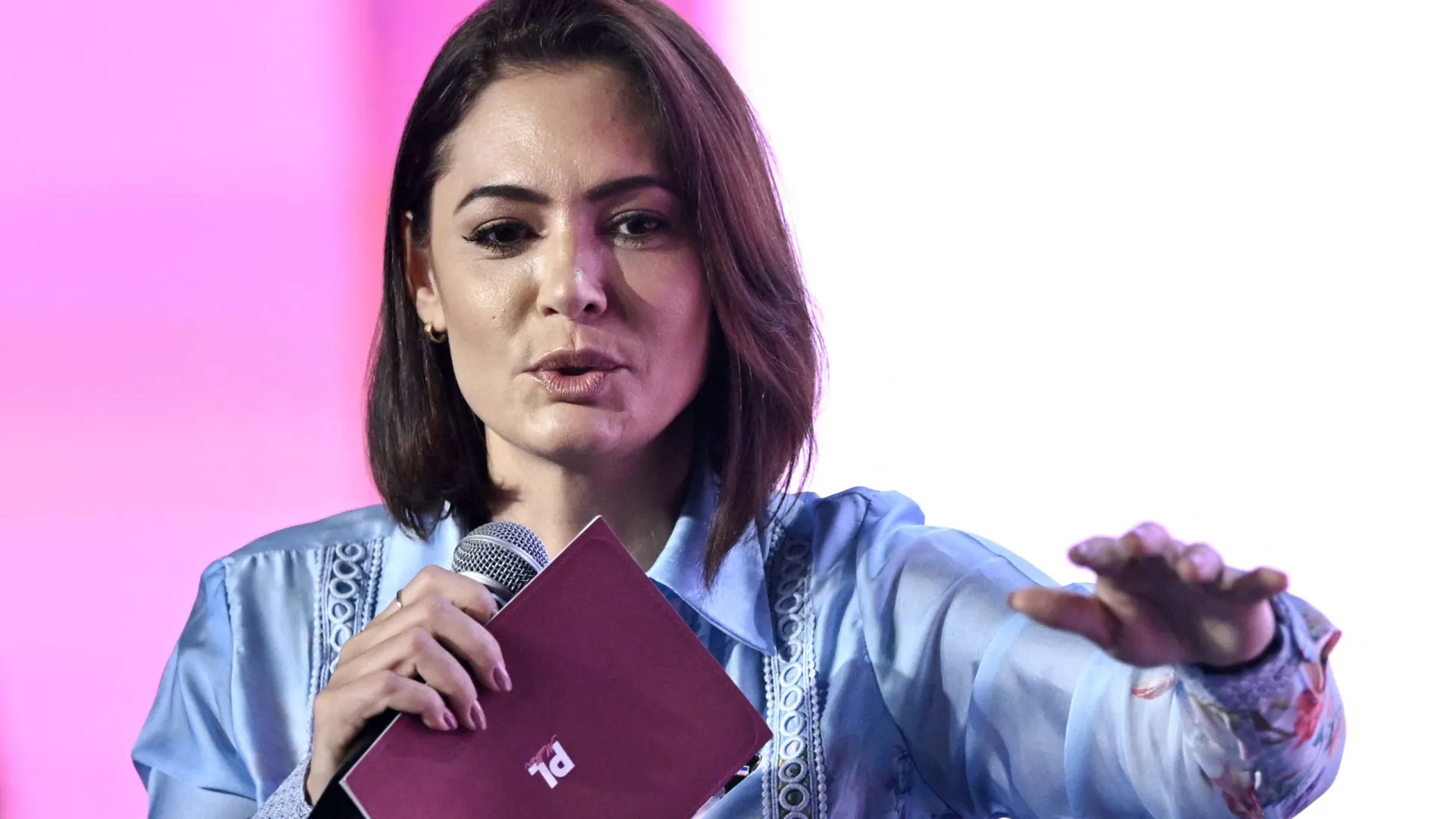 Michelle Bolsonaro se opõe a apoio a Ciro Gomes e revela racha na direita cearense