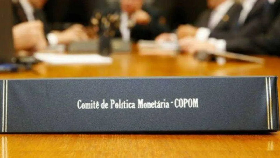 Copom reafirma Selic a 15% como medida para controlar a inflação