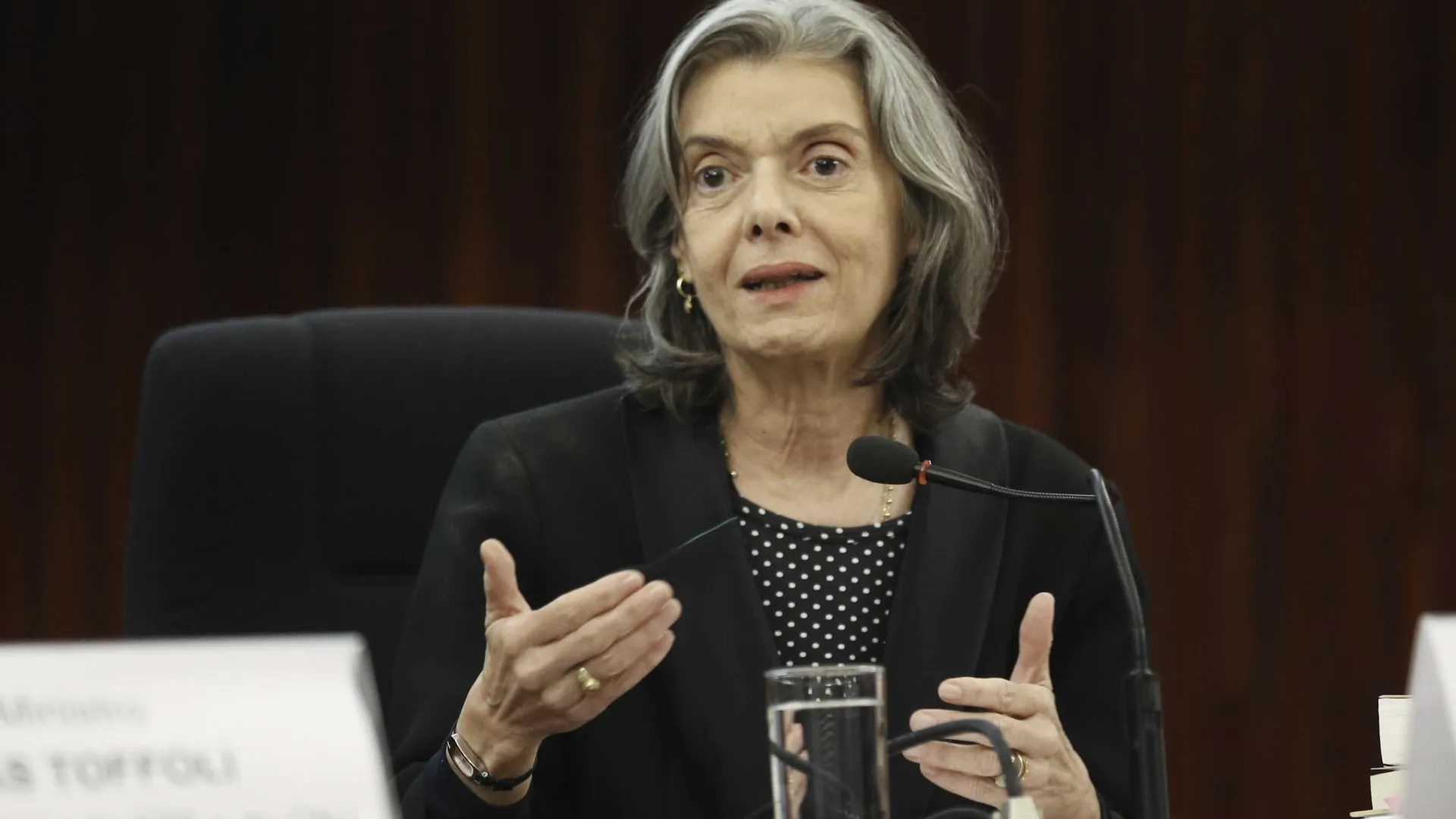Carmén Lúcia defende luta diária pela democracia e critica autoritarismos