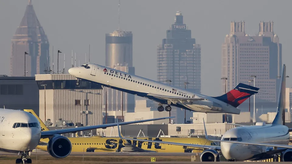 Paralisação nos EUA provoca atrasos e riscos para voos ao Brasil