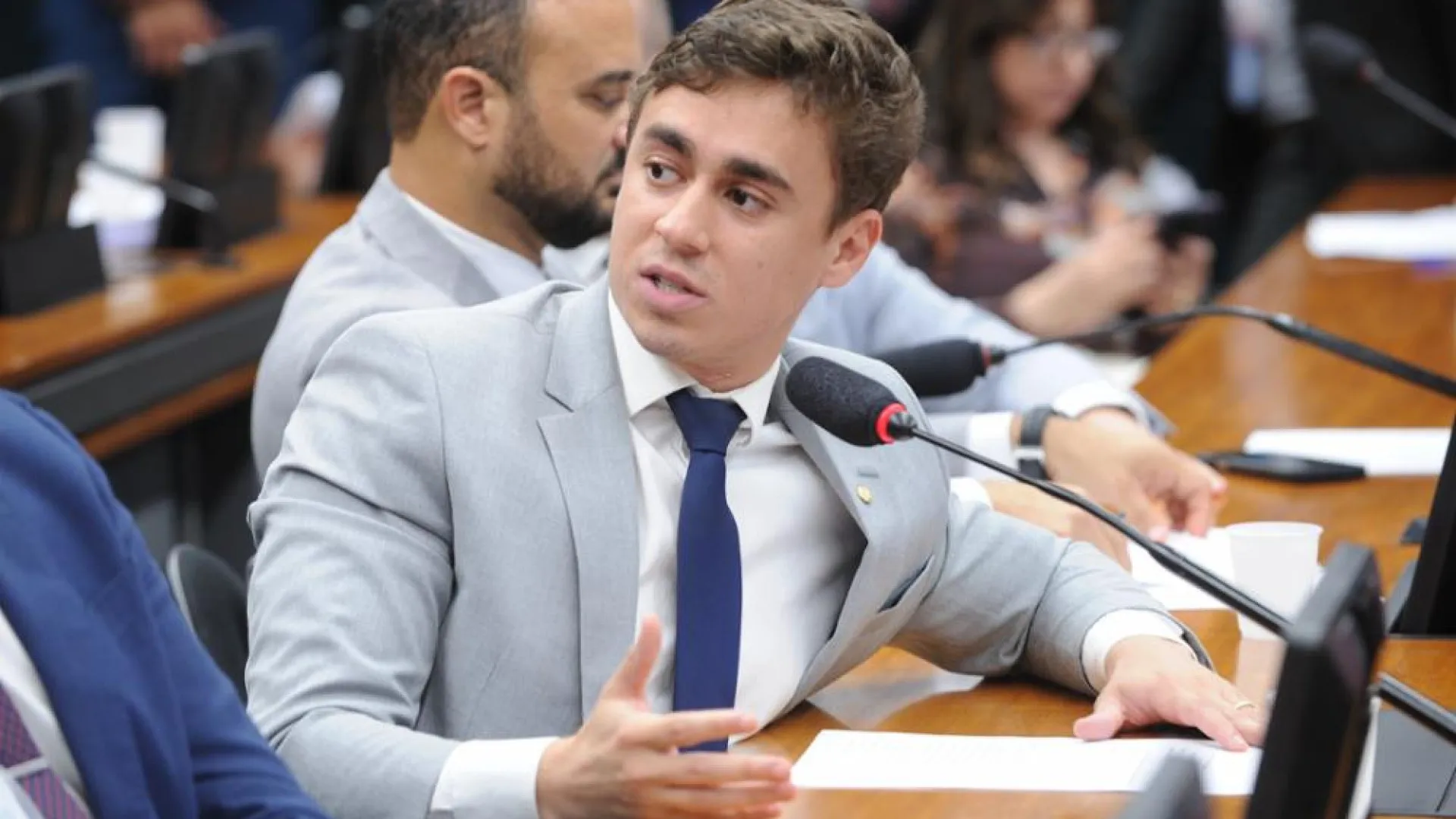 Moraes solicita explicações sobre uso de celular por deputado em visita a Bolsonaro