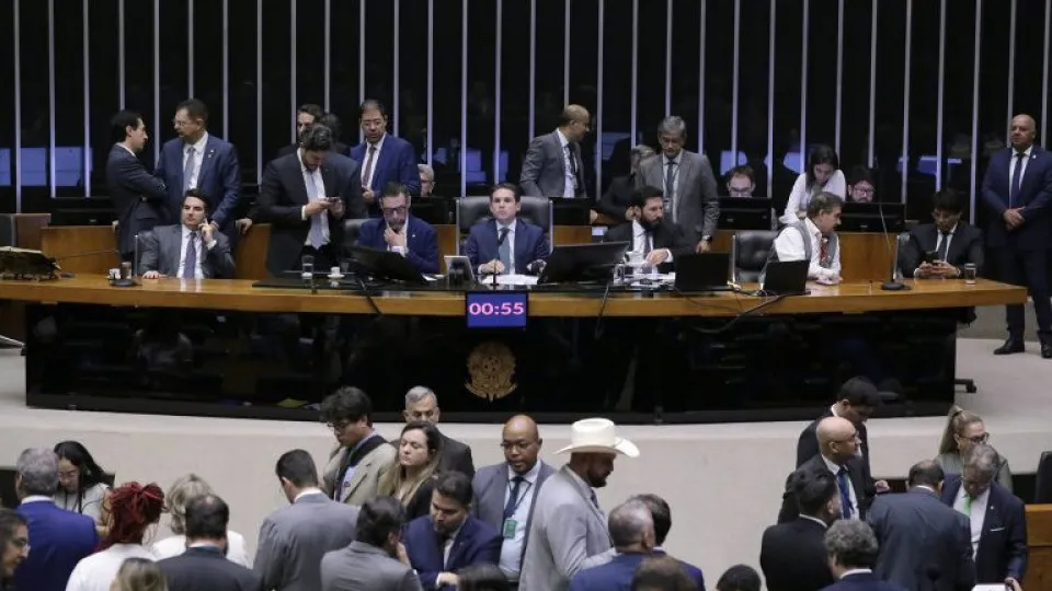 Câmara Federal Apoia Fim de Supersalários, Mas Rejeita Reformas Fiscais