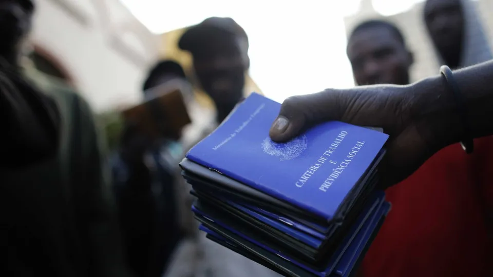Taxa de desemprego no Brasil atinge 5,6%, a menor da história