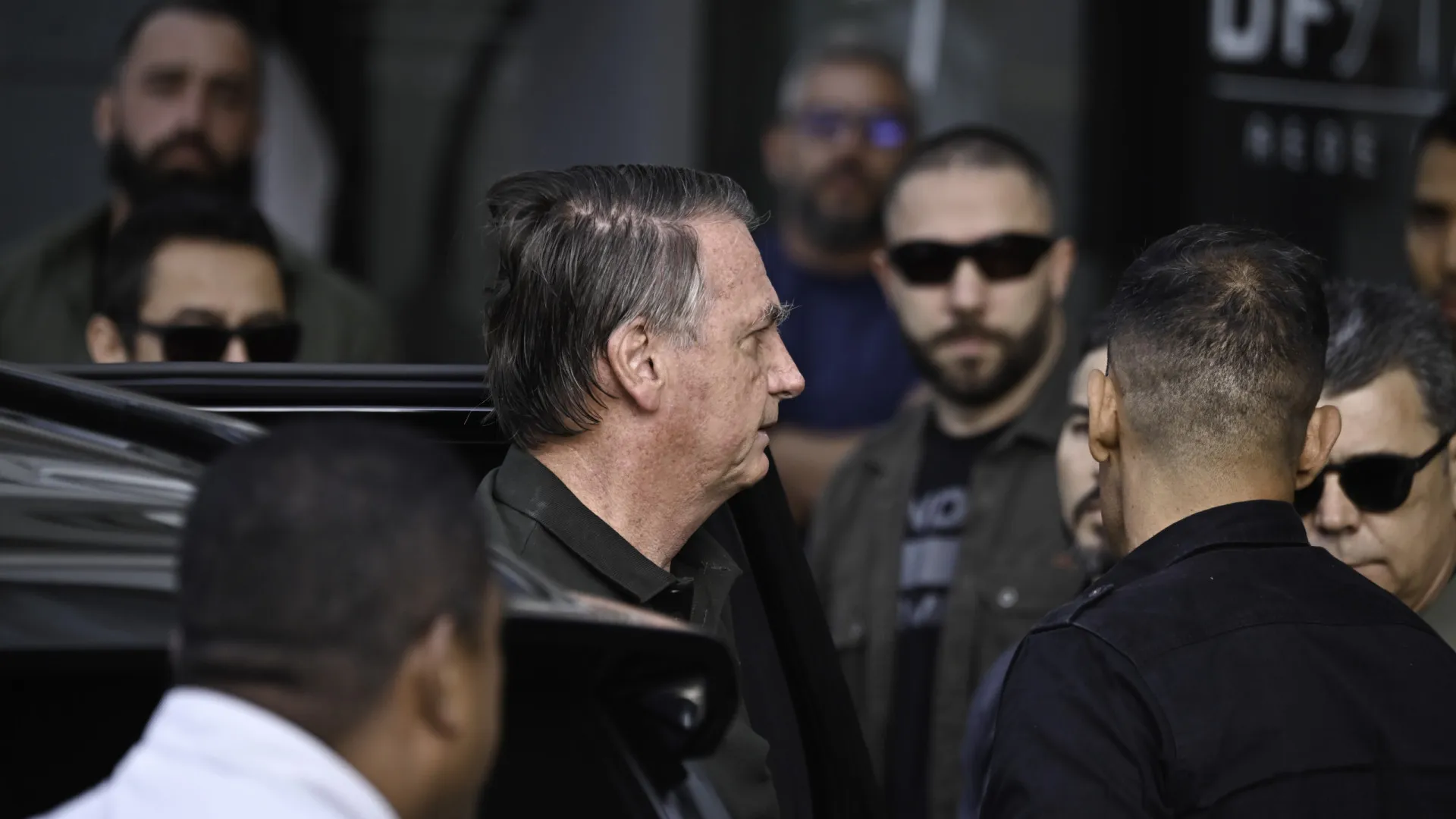 Moraes alerta sobre possível fuga de Bolsonaro para embaixada dos EUA e violação de tornozeleira