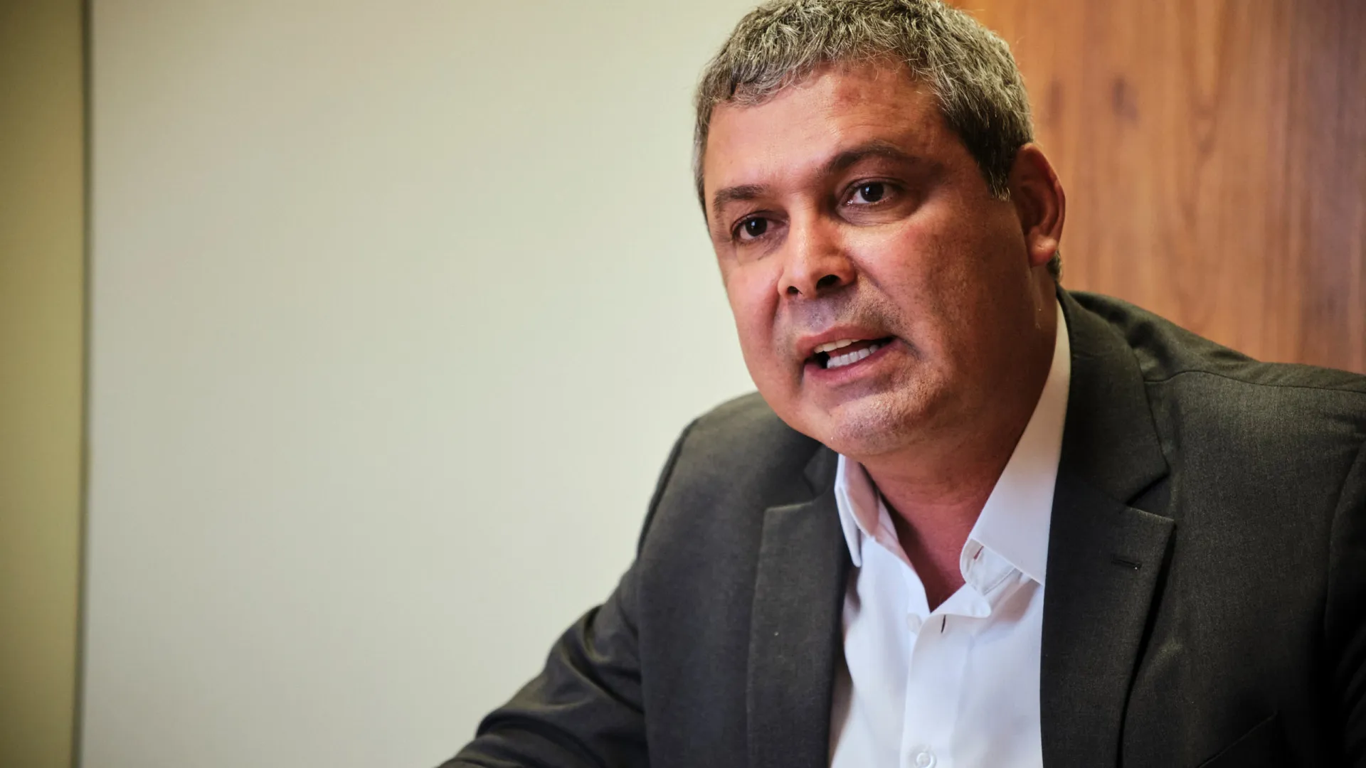 Lindbergh Farias propõe mudanças nas regras de cassação de mandato por faltas