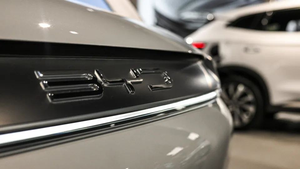 BYD supera Tesla e estabelece novo recorde de vendas de carros elétricos em 2025