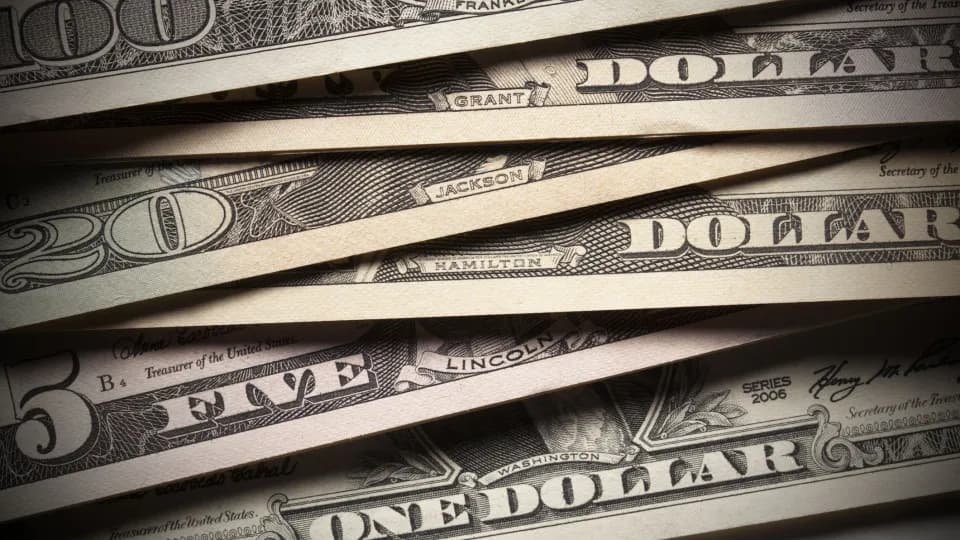 Dólar inicia o dia em leve alta, a R$ 5,3911, com cautela nos mercados
