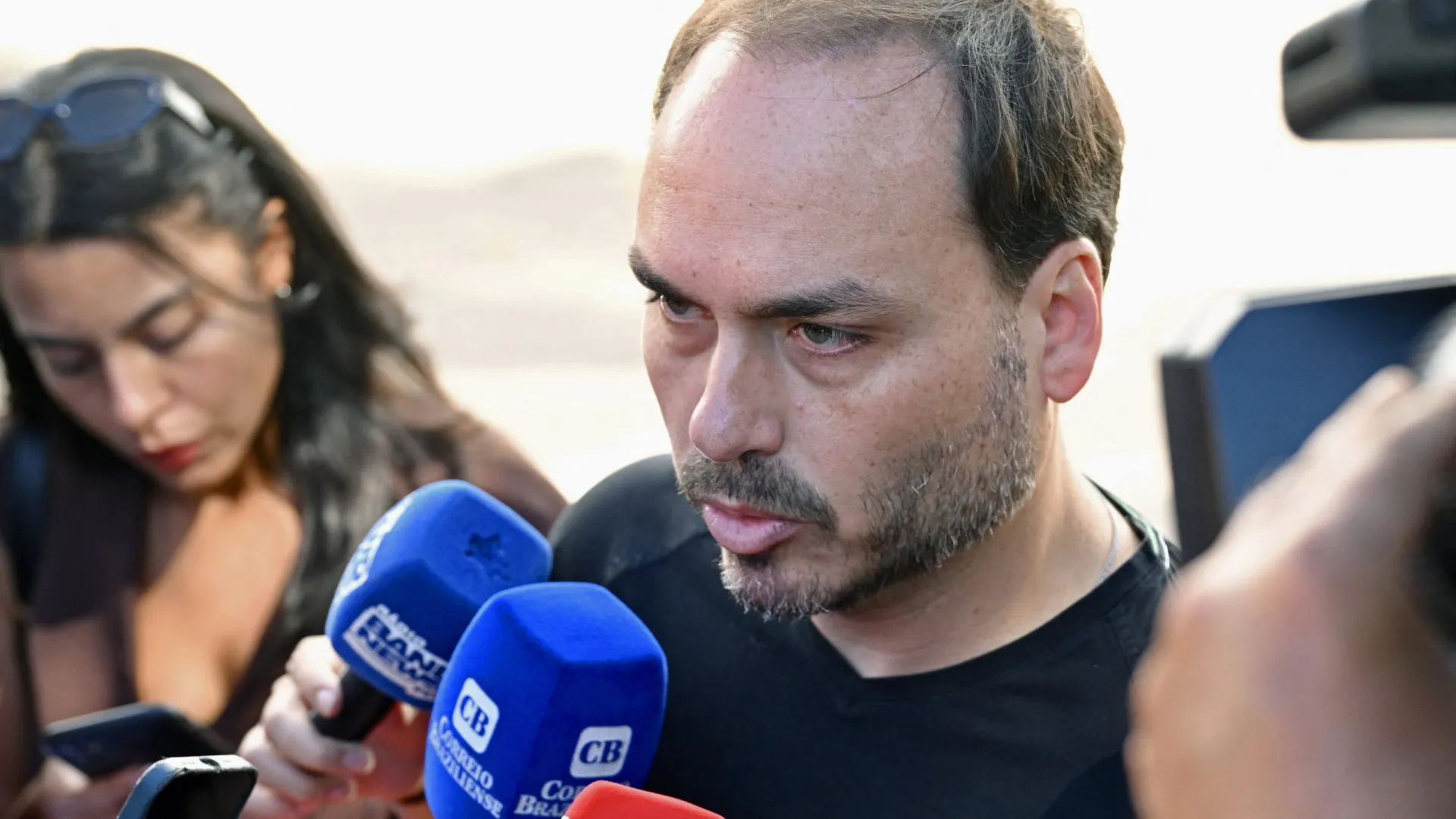 Filhos de Bolsonaro criticam Moraes após suspensão de sindicância do CFM