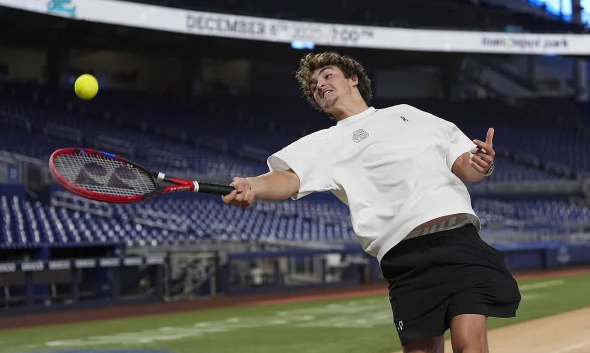 João Fonseca desiste de torneio na Austrália devido a dores lombares