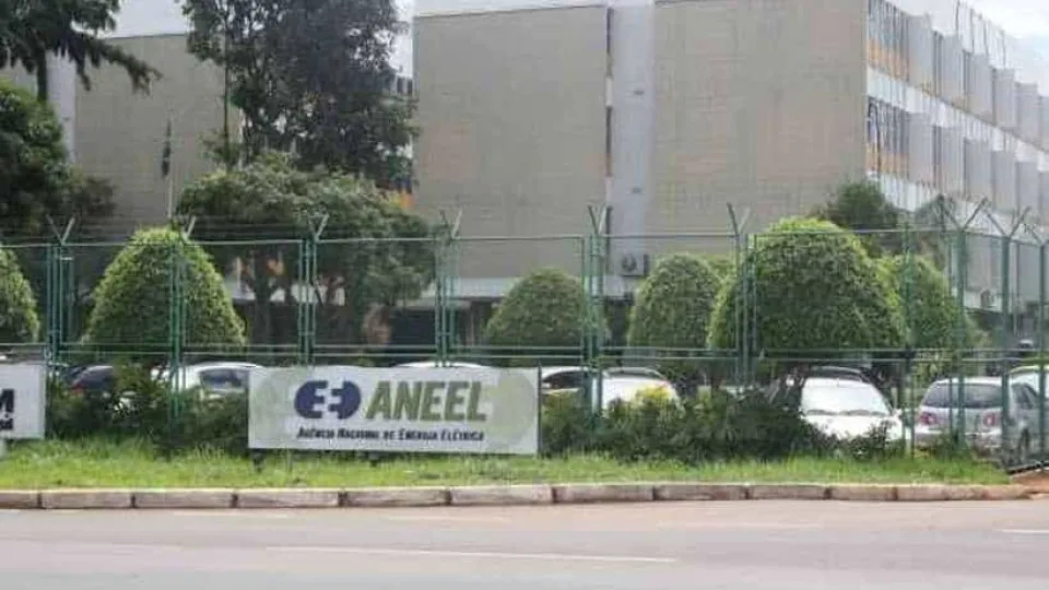 Aneel interrompe ressarcimentos a consumidores de energia por 90 dias
