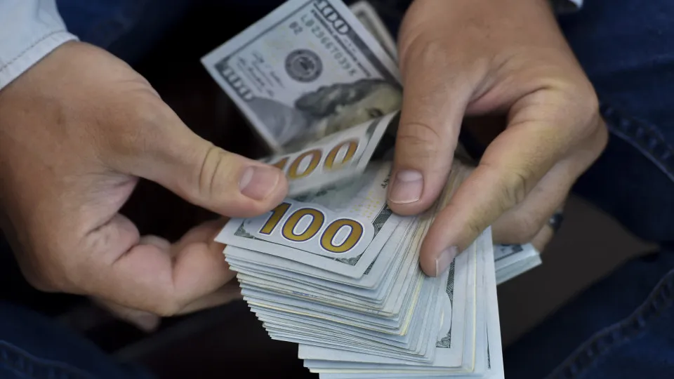 Riqueza de 12 bilionários supera a renda de metade da população global