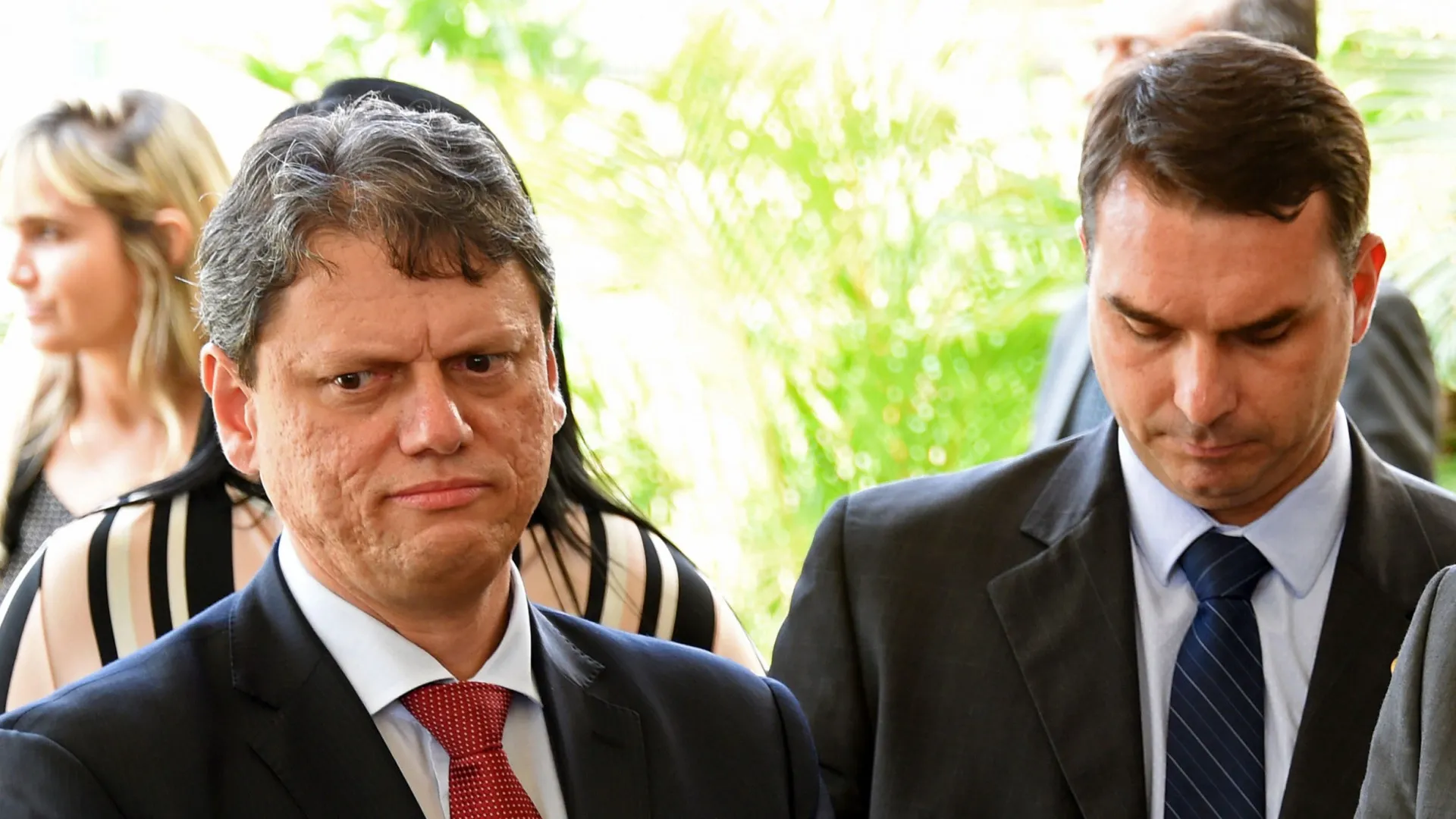 Insatisfação entre bolsonaristas pela falta de apoio de Tarcísio a Flávio Bolsonaro