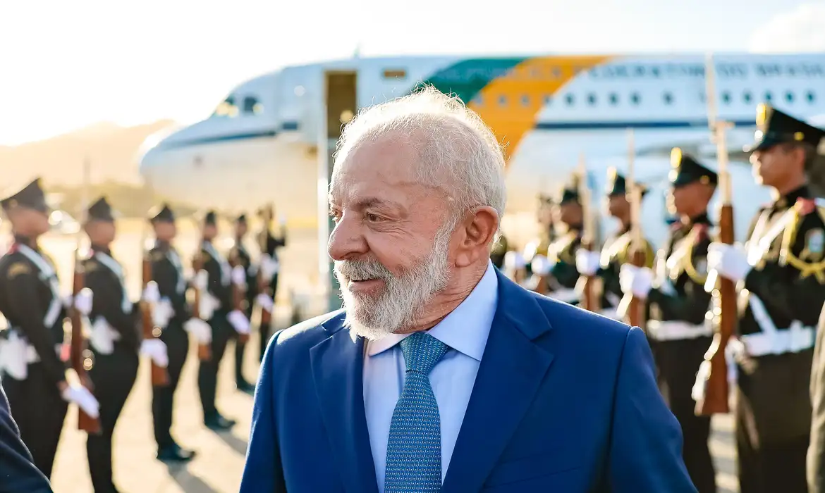 Lula se prepara para cirurgia de catarata no olho esquerdo nesta sexta-feira