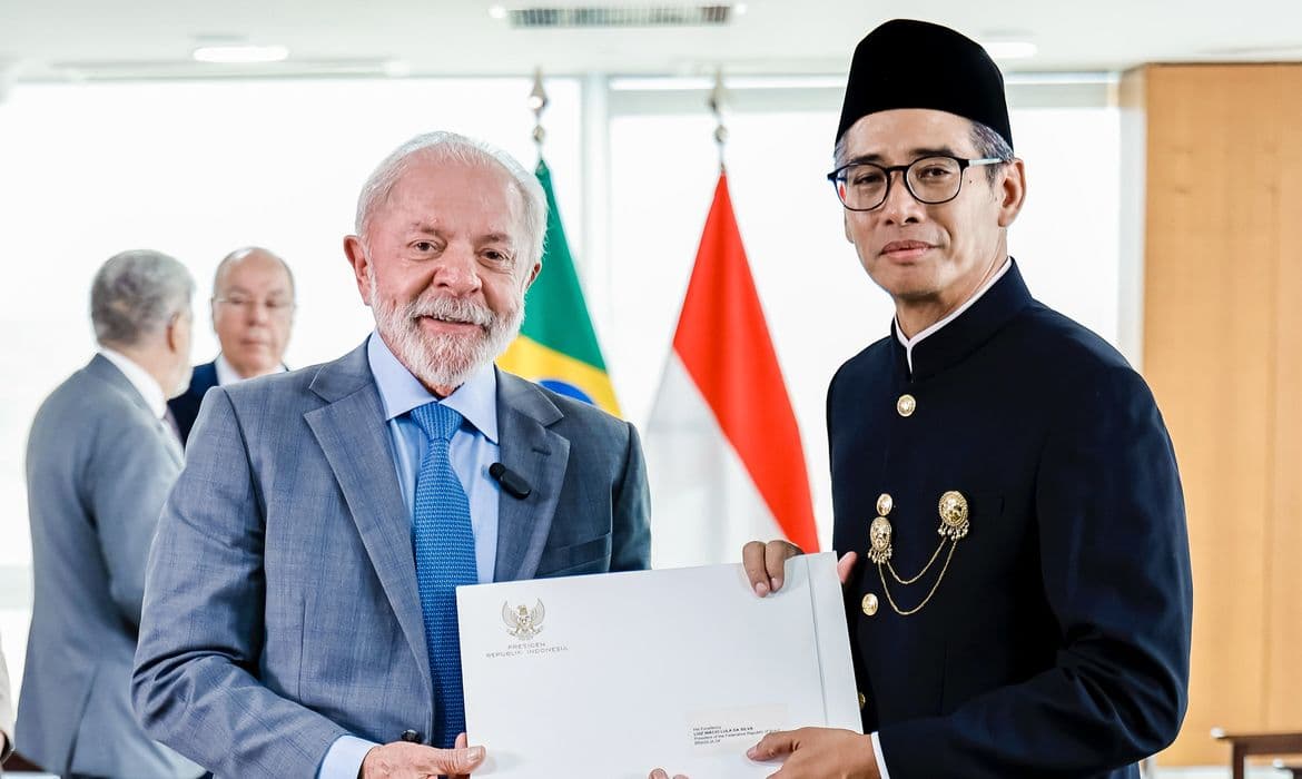 Lula Recebe Credenciais de Nove Novos Embaixadores